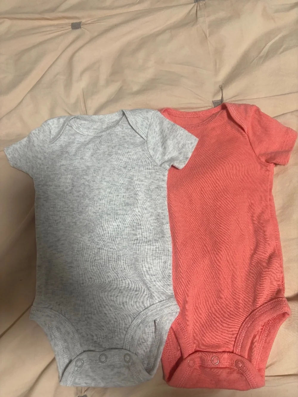 6 PC BUNDLE 3 MOS S/S ONESIES. PATTERNED & PLAIN. VERY GOOD CONDITION.